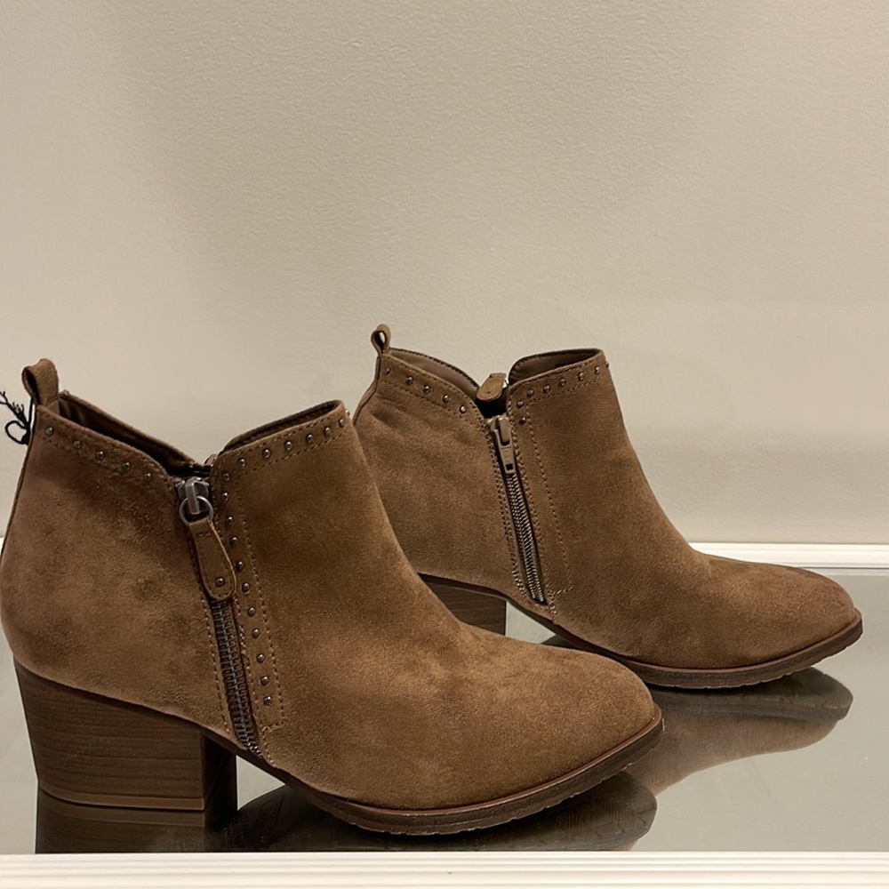 Sonoma Stone booties with Vitalize sole in color Taupe Size 9.5